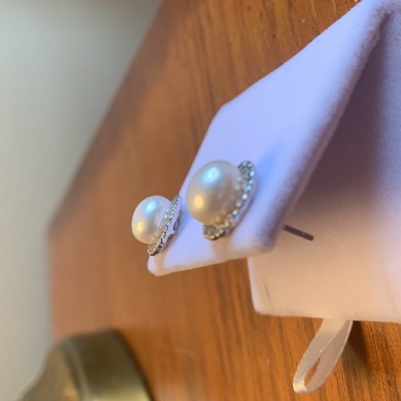 Genuine White Pearl 8.5mm Sterling Silver 925 Simulated Diamond Studs - Picture 3 of 12